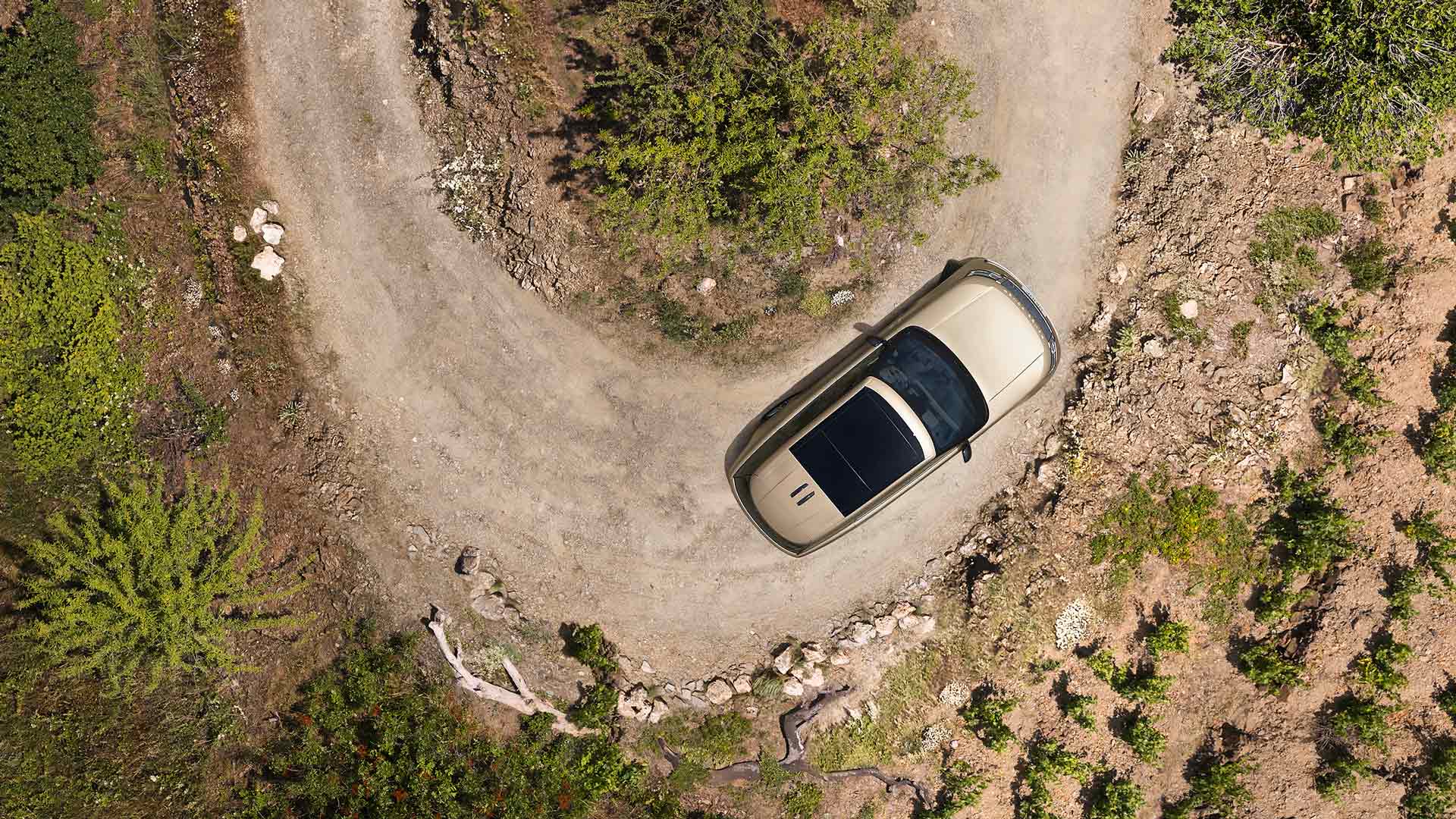 Vista aérea de um Range Rover na estrada