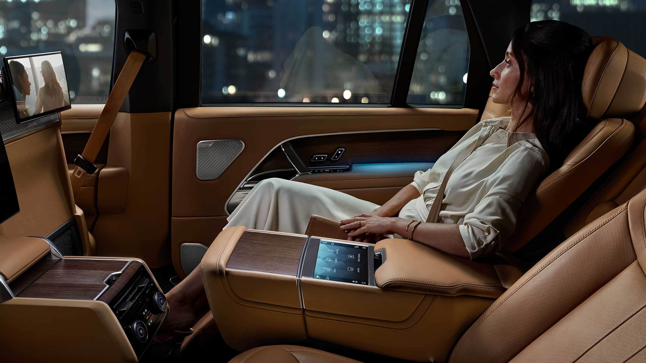 Pormenor da parte traseira no interior de um Range Rover